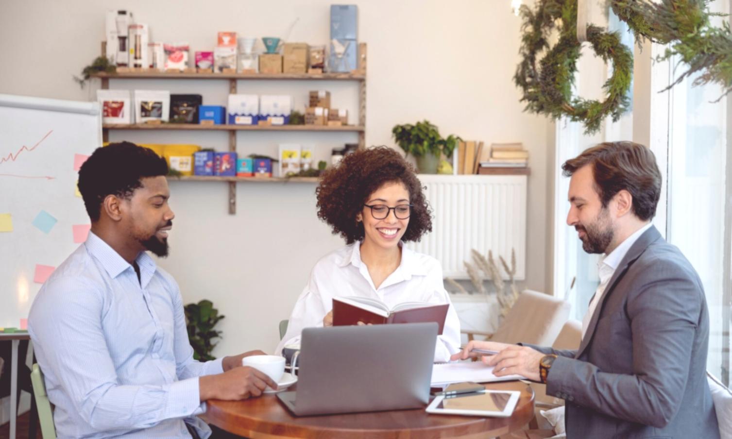 Séance de travail collaborative lors d'un événement bulavinoreva